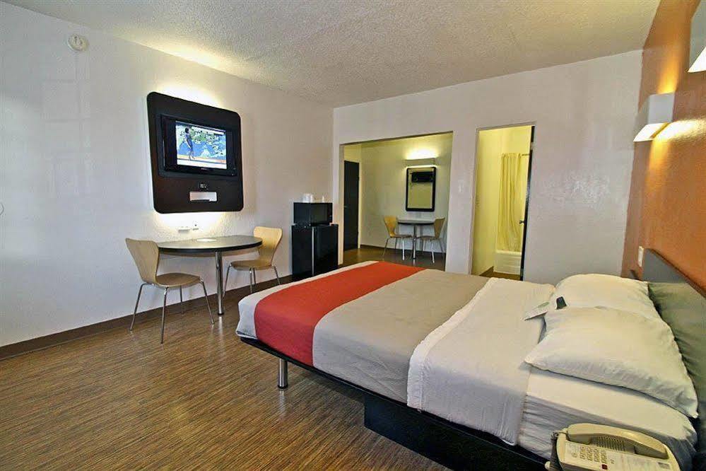 Motel 6-Long Beach, Ca - International City מראה חיצוני תמונה